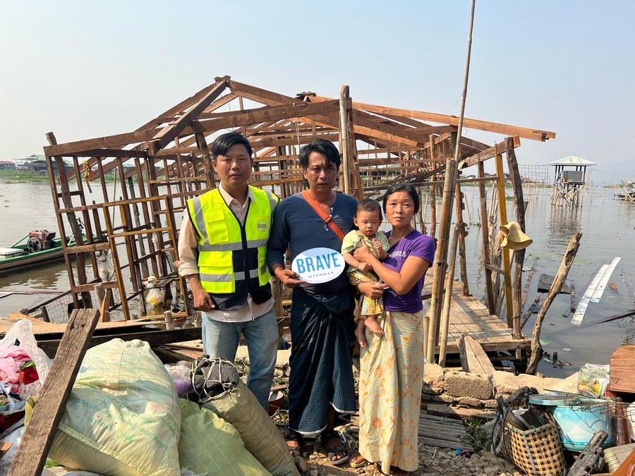Volunteers distributing rice and food supplies